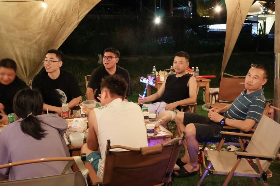 天幕下聚餐